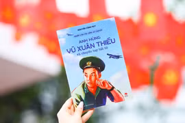 Cuốn sách khắc họa chân dung Anh hùng Liệt sỹ Vũ Xuân Thiều – người phi công gắn với chiến công bắn rơi máy bay B-52 trong chiến dịch Hà Nội-Điện Biên Phủ trên không năm 1972. (Ảnh: PV/Vietnam+)