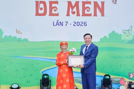 Nhà báo Nguyễn Thiện Thuật, Tổng Biên tập Báo Thể thao và Văn hoá, Trưởng ban tổ chức Giải thưởng Thiếu nhi Dế mèn Trao chứng nhận Đại sứ Truyền cảm hứng Giải thưởng thiếu nhi Dế mèn cho nhà nghiên cứu Nguyễn Đình Tư. (Ảnh: PV/Vietnam+)