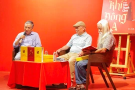 Nhà văn Trần Thanh Cảnh vừa có buổi giao lưu ra mắt sách tại Hà Nội. (Ảnh: CTV/Vietnam+)