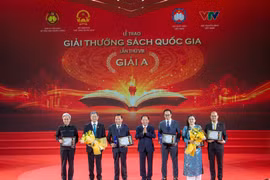 Ông Trịnh Văn Quyết, Ủy viên Bộ Chính trị, Bí thư Trung ương Đảng, Trưởng Ban Tuyên giáo và Dân vận Trung ương, trao 2 giải A cho các tác giả, dịch giả, đại diện nhà xuất bản, đơn vị liên kết có sách đạt giải. (Ảnh: Việt Linh)