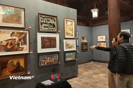 Các tác phẩm truyền tải những giá trị tinh thần, thông điệp về Quốc Tử Giám. (Ảnh: Minh Thu/Vietnam+)