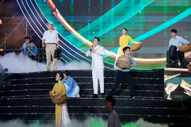 Ca sỹ Lê Thanh Phong trong chương trình nghệ thuật chính luận “Âm vang Tổ quốc.” (Ảnh: PV/Vietnam+)