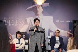 Ca sỹ Tùng Dương và nhạc sỹ Hồng Kiên (phải) tại buổi ra mắt album. (Ảnh: Mạnh Nguyễn/Vietnam+)