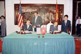 Ngày 5/8/1995, tại Hà Nội, Bộ trưởng Ngoại giao Hoa Kỳ Warren Christopher và Bộ trưởng Ngoại giao Nguyễn Mạnh Cầm ký Nghị định thư, chính thức thiết lập quan hệ ngoại giao Việt Nam-Hoa Kỳ. (Ảnh: TTXVN)