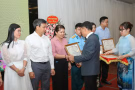 Ban Thường vụ Hội Nhà báo Việt Nam đã trang trọng công nhận và trao tặng Cờ thi đua của Hội cho 21 tập thể có thành tích xuất sắc, trao Bằng khen cho 28 tập thể và 51 cá nhân có những đóng góp nổi bật trong hoạt động nghiệp vụ và xây dựng Hội trong năm 2024. (Ảnh: PV/Vietnam+)