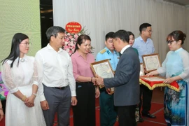 Ban Thường vụ Hội Nhà báo Việt Nam đã trang trọng công nhận và trao tặng Cờ thi đua của Hội cho 21 tập thể có thành tích xuất sắc, trao Bằng khen cho 28 tập thể và 51 cá nhân có những đóng góp nổi bật trong hoạt động nghiệp vụ và xây dựng Hội trong năm 2024. (Ảnh: PV/Vietnam+)