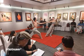 Các họa sỹ tham gia ký họa trong workshop sau lễ khai mạc triển lãm. (Ảnh: Minh Thu/Vietnam+)