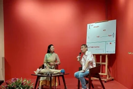 Họa sỹ Lê Thiết Cương chia sẻ về cuốn sách. (Ảnh: Minh Thu/Vietnam+)