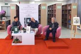 Giáo sư Trần Đình Sử (giữa) và họa sỹ Lương Xuân Đoàn (phải) tại tọa đàm. (Ảnh: Minh Thu/Vietnam+)
