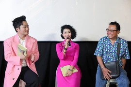 Nhạc sỹ Nhuận Phú (giữa) cùng ca sỹ Tùng Dương và nhà thơ Hồng Thanh Quang trong buổi ra mắt MV ngày 20/10 tại Hà Nội. (Ảnh: Mạnh Nguyễn/Vietnam+)