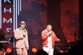 Phan Đinh Tùng bị Tự Long xoay như chong chóng với tiểu phẩm mang màu sắc "Ơn giời cậu đây rồi." (Ảnh: PV/Vietnam+)