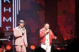 Phan Đinh Tùng bị Tự Long xoay như chong chóng với tiểu phẩm mang màu sắc "Ơn giời cậu đây rồi." (Ảnh: PV/Vietnam+)