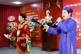 Các nghệ sỹ trình diễn thơ tại Ngày Thơ Việt Nam 2025. (Ảnh: Thế Duyệt/TTXVN)