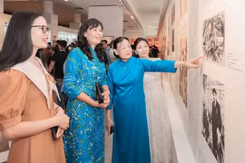 Khách tham quan trưng bày chuyên đề “156 hình tượng Lênin – Từ bộ sưu tập của Khu Lưu niệm V.I. Lênin ở Ulyanovsk.” (Ảnh: Phan Phương/TTXVN)