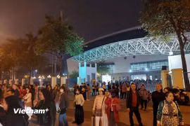 Khán giả ra về trong sự thất vọng khi show "Về đây bốn cánh chim trời" bị hủy phút chót. (Ảnh: PV/Vietnam+)