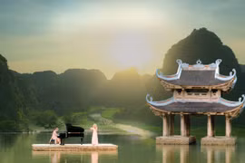 Hai nghệ sỹ nhóm nhạc Secret Garden thực hiện cảnh quay tại Ninh Bình. (Ảnh: PV/Vietnam+)