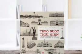 Cuốn sáng mang đến một chuyến dạo chơi thi vị, nhiều màu sắc của cảm xúc, ký ức và đầy tự hào dành cho tất cả những ai luôn yêu quý thành phố mang tên Bác. (Ảnh: PV/Vietnam+)