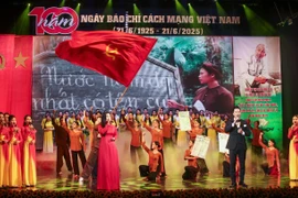 Chương trình nghệ thuật đặc biệt gồm các tiết mục tôn vinh nghề báo và người làm báo. (Ảnh: Nam Nguyễn/Vietnam+) 