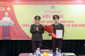 Thừa uỷ quyền của lãnh đạo Bộ Công an, Thiếu tướng Đỗ Triệu Phong trao Quyết định về việc phân công Đại tá Nguyễn Thanh Bình giữ chức vụ Tổng Biên tập Báo Công an nhân dân. (Ảnh: Khổng Hà)