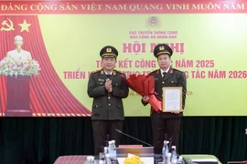 Thừa uỷ quyền của lãnh đạo Bộ Công an, Thiếu tướng Đỗ Triệu Phong trao Quyết định về việc phân công Đại tá Nguyễn Thanh Bình giữ chức vụ Tổng Biên tập Báo Công an nhân dân. (Ảnh: Khổng Hà)