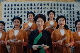 Hòa Minzy cùng những cô gái Kinh Bắc trong một cảnh quay tại Đền Đô - Di tích Quốc gia đặc biệt. (Ảnh: NVCC)