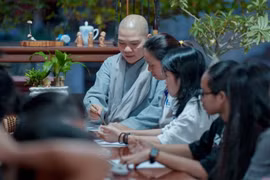 Lớp học thư pháp miễn phí tại chùa Hải Vân, Thành phố Hồ Chí Minh. (Ảnh: GHPG)