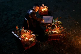 Chiếc vali xuất hiện như cách nhân vật chính đối diện với quá khứ: Không ồn ào, không trách móc, chỉ là lặng lẽ nhìn lại những gì đã qua. (Ảnh: CTV/Vietnam+)