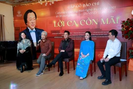 (Từ trái sang) Ca sỹ Ngọc Châm (đại diện Vàng Son Một Thuở), Nghệ sỹ Nhân dân Quang Thọ, Nghệ sỹ Nhân dân Quốc Hưng, Nghệ sỹ Ưu tú Tân Nhàn và nhà nghiên cứu âm nhạc Nguyễn Quang Long chia sẻ về quá trình thực hiện chương trình. (Ảnh: PV/Vietnam+)