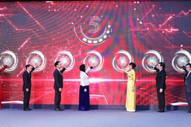 Phó Chủ tịch Quốc hội Nguyễn Thị Thanh và Tổng Giám đốc Thông tấn xã Việt Nam Vũ Việt Trang cùng các đại biểu thực hiện nghi thức khai trương chuyên trang. (Ảnh: Minh Đức/TTXVN)