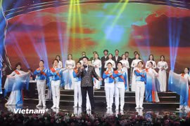 Nghệ sỹ Nhân dân Quốc Hưng thể hiện ca khúc "Đường chúng ta đi" với phong thái điềm đạm cùng chất giọng nam trung đầy nội lực. (Ảnh: CTV/Vietnam+)