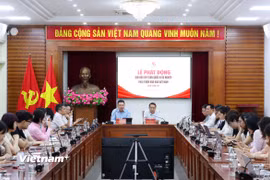 Tổng Biên tập Báo Văn Hóa Nguyễn Anh Vũ (trái) và Phó Chủ tịch thường trực Hội Nhà báo Việt Nam Nguyễn Đức Lợi chủ trì lễ phát động. (Ảnh: Trần Huấn)