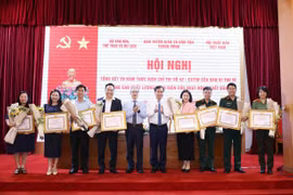 Ban Tuyên giáo và Dân vận Trung ương trao Bằng khen cho 17 tập thể có thành tích xuất sắc trong công tác tham mưu, tổ chức thực hiện Chỉ thị số 42-CT/TW (2004-2024). (Ảnh: CTV/Vietnam+)