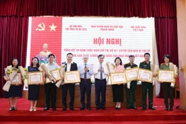 Ban Tuyên giáo và Dân vận Trung ương trao Bằng khen cho 17 tập thể có thành tích xuất sắc trong công tác tham mưu, tổ chức thực hiện Chỉ thị số 42-CT/TW (2004-2024). (Ảnh: CTV/Vietnam+)