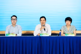 Ông Lê Quang Tự Do, Cục trưởng Cục Phát thanh, Truyền hình và Thông tin điện tử cùng đại diện Báo VnExpress và Công ty Cổ phần Dịch vụ trực tuyến FPT chủ trì buổi lễ công bố. (Ảnh: PV/Vietnam+)
