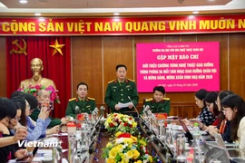 Đại diện Ban tổ chức thông tin về chương trình nghệ thuật giao hưởng thính phỏng ra mắt Dàn nhạc Giao hưởng Quân đội và mừng Đảng, mừng Xuân Bính Ngọ năm 2026. (Ảnh: PV/Vietnam+)