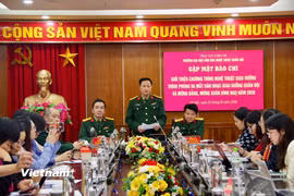 Đại diện Ban tổ chức thông tin về chương trình nghệ thuật giao hưởng thính phỏng ra mắt Dàn nhạc Giao hưởng Quân đội và mừng Đảng, mừng Xuân Bính Ngọ năm 2026. (Ảnh: PV/Vietnam+)