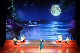 Tiết mục ngâm thơ trong Ngày thơ Việt Nam lần thứ 23 với chủ đề "Tổ quốc bay lên" tại Nhà hát Phạm Thị Trân, tỉnh Ninh Bình. (Ảnh: Thùy Dung/TTXVN)