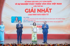 Phó Thủ tướng Mai Văn Chính và Bộ trưởng Bộ Văn hoá, Thể thao và Du lịch Nguyễn Văn Hùng trao giải Nhất cho tác giả Đỗ Minh Thu, Báo Điện tử Vietnam Plus, Thông tấn xã Việt Nam. (Ảnh: Minh Quyết/TTXVN)
