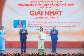 Phó Thủ tướng Mai Văn Chính và Bộ trưởng Bộ Văn hoá, Thể thao và Du lịch Nguyễn Văn Hùng trao giải Nhất cho tác giả Đỗ Minh Thu, Báo Điện tử Vietnam Plus, Thông tấn xã Việt Nam. (Ảnh: Minh Quyết/TTXVN)
