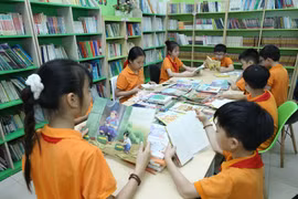 Thiếu nhi đọc sách tại Thư viện tỉnh Lạng Sơn trong ngày khai mạc Chương trình “Vui đọc sách hè” năm 2025. (Ảnh: Anh Tuấn/TTXVN)