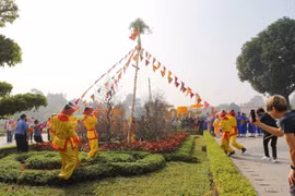 Dựng cây nêu ngày Tết. (Ảnh: Thanh Tùng/TTXVN)