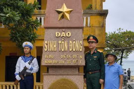 Nhạc sỹ Lê Tự Minh (phải) và Thượng tướng Nguyễn Trường Thắng, Thứ trưởng Bộ Quốc phòng tại đảo Sinh Tồn Đông, Trường Sa. (Ảnh: NVCC)