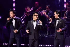 Ba thành viên Quả Dưa Hấu xuất hiện trong bộ tuxedo lịch lãm, trong tiếng reo hò của hàng trăm khán giả. (Ảnh: PV/Vietnam+)