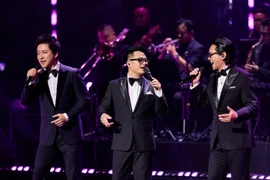 Ba thành viên Quả Dưa Hấu xuất hiện trong bộ tuxedo lịch lãm, trong tiếng reo hò của hàng trăm khán giả. (Ảnh: PV/Vietnam+)