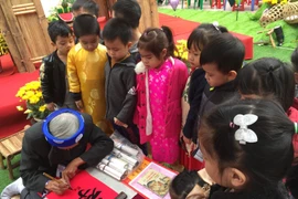 Viết thư pháp, xin chữ đầu Xuân cũng là một trong những nội dung trản nghiệm tại Hội Xuân 2026. (Ảnh: PV/Vietnam+)