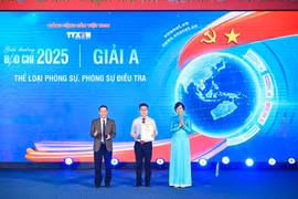 Tác giả Võ Mạnh Hùng, Báo Điện tử VietnamPlus nhận giải A thể loại Phóng sự. (Ảnh: Minh Sơn/Vietnam+)