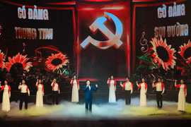 Ca sỹ Anh Tú biểu diễn trong chương trình nghệ thuật chính luận "Mãi mãi niềm tin theo Đảng" tối 16/1, tại Nhà hát Hồ Gươm (Hà Nội). (Ảnh: CTV/Vietnam+)