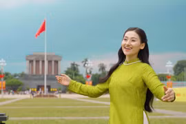 MV được Lê Minh Ngọc và êkip thực hiện tại những địa điểm, di tích nổi tiếng của Hà Nội. (Ảnh: NVCC)