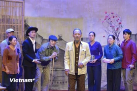 Vở kịch tái hiện câu chuyện Bác Hồ đi thăm, chúc Tết các gia đình nghèo trong đêm Giao thừa Xuân Nhâm Dần (1962). (Ảnh: CTV/Vietnam+)
