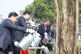 Tổng Bí thư Tô Lâm trồng cây lưu niệm. (Ảnh: Thống Nhất/TTXVN)